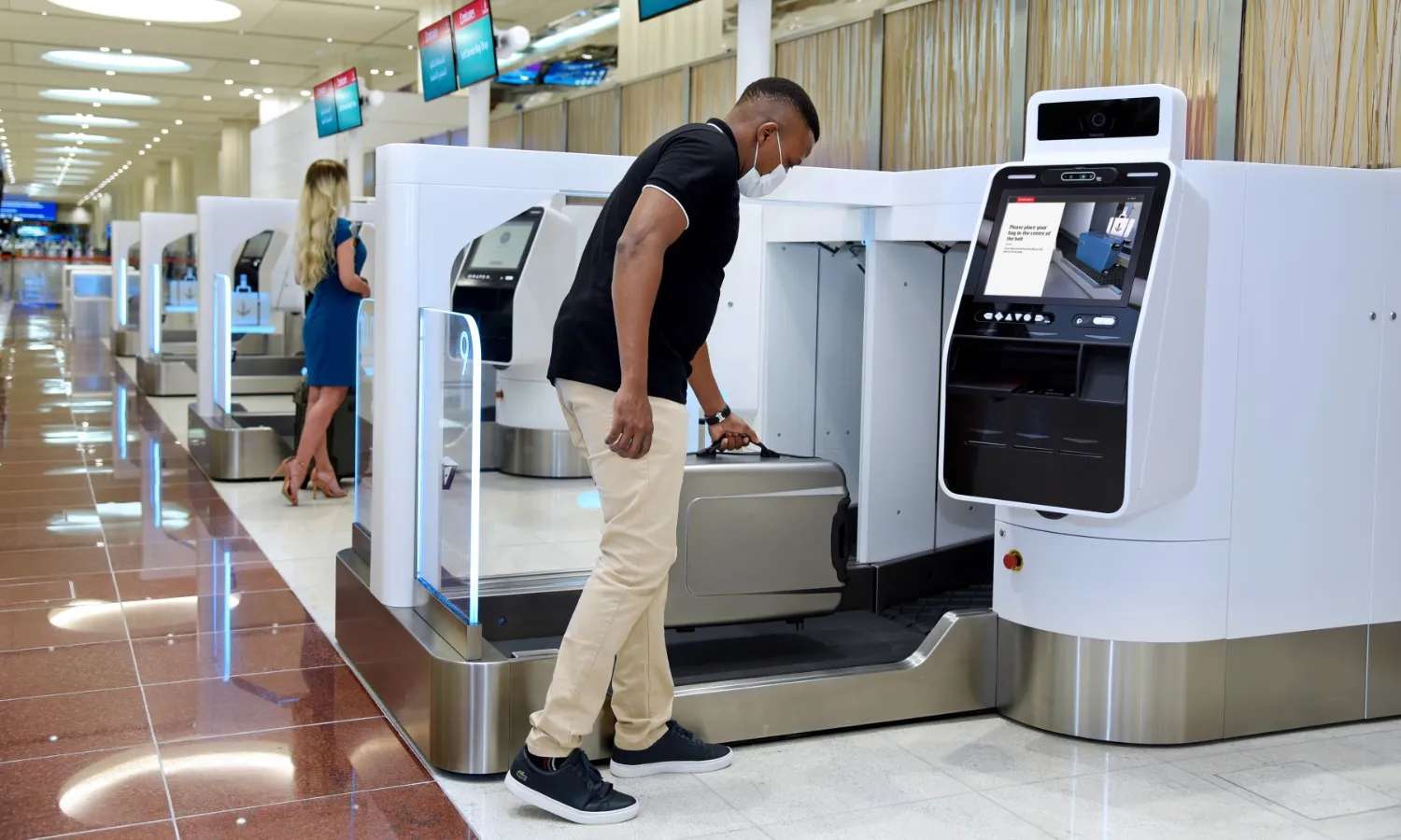 Hành khách đang kiểm tra kích thước hành lý xách tay Emirates