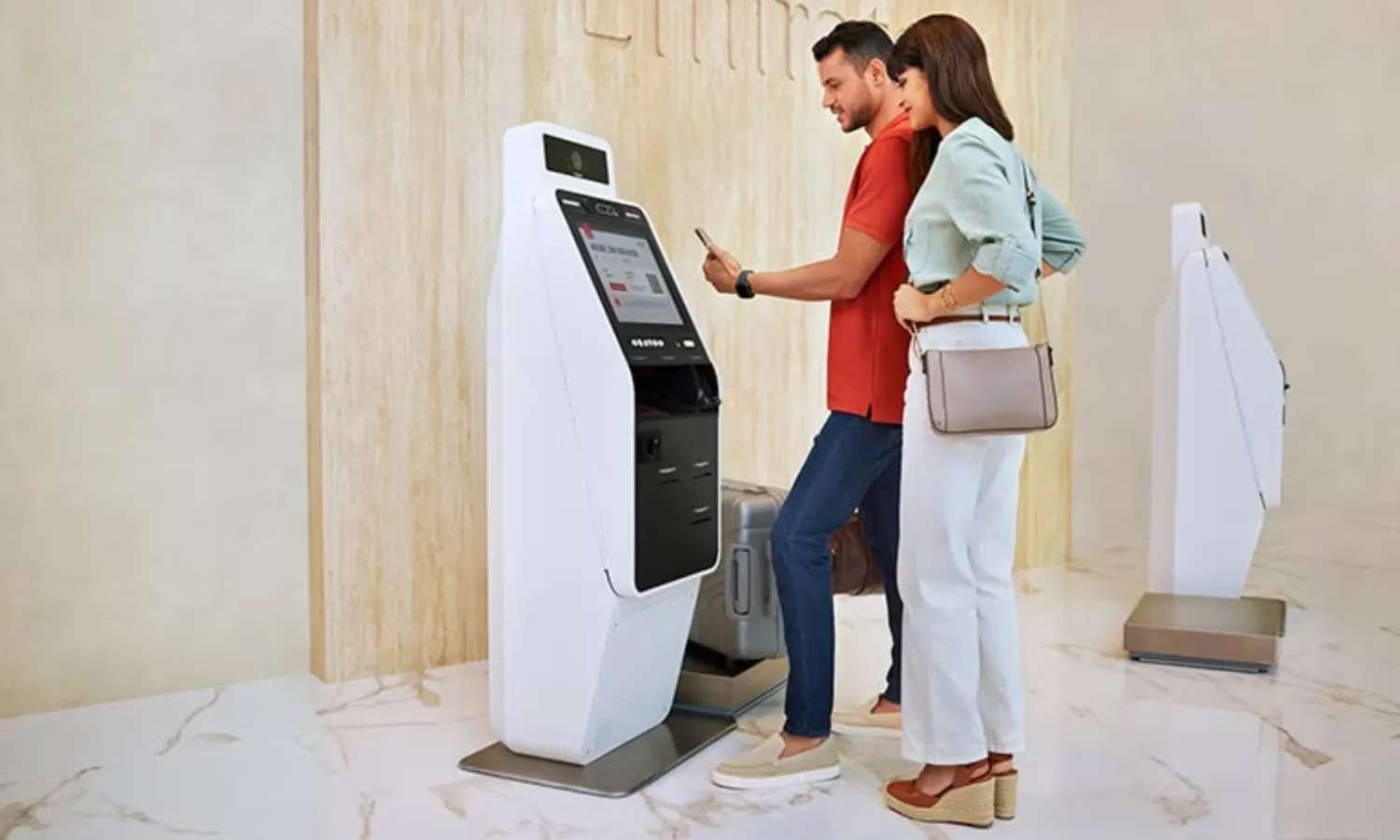 Hành khách đang kiểm tra trọng lượng hành lý xách tay Emirates