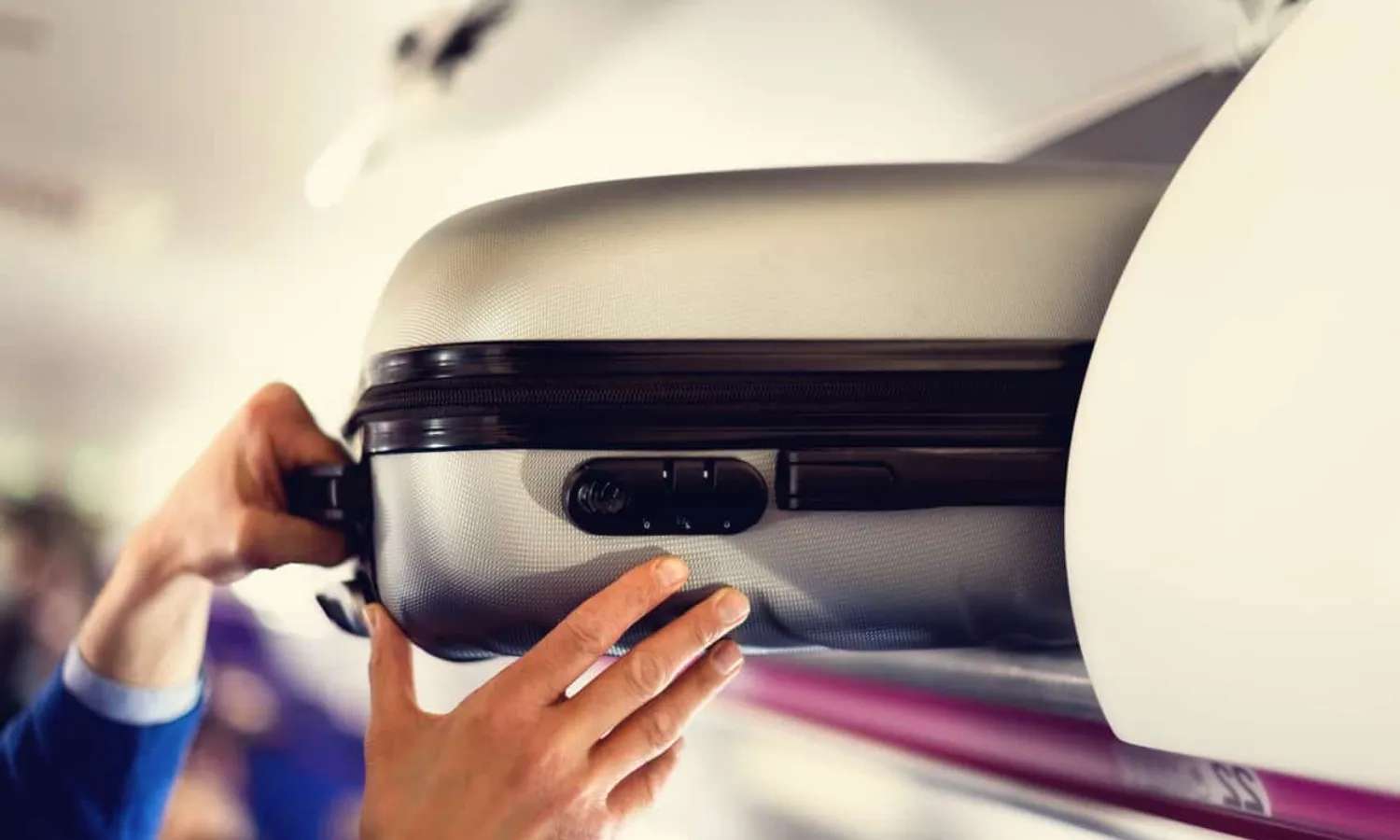 Cất hành lý xách tay Turkish Airlines vào ngăn chứa hành lý