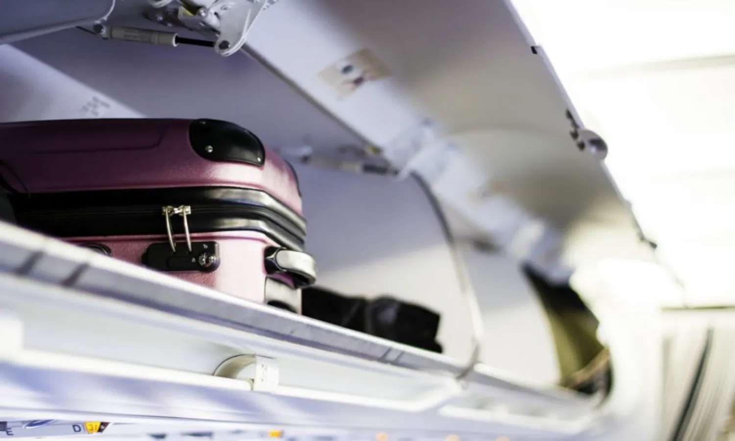 Ngăn chứa hành lý xách tay Cathay Pacific