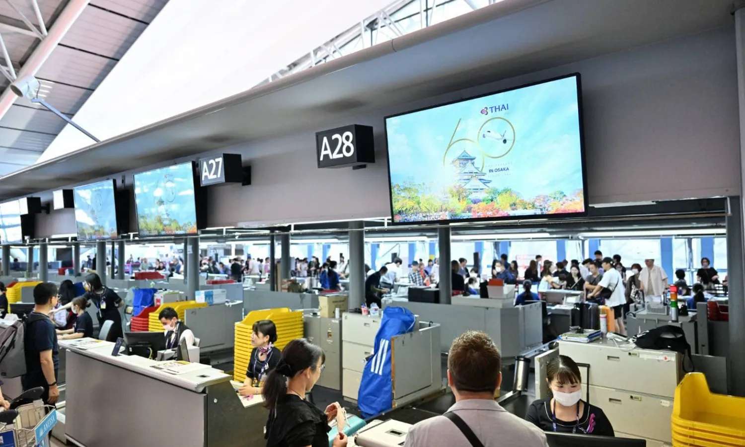 Kiểm tra hành lý xách tay Thai Airways khi qua cổng an ninh