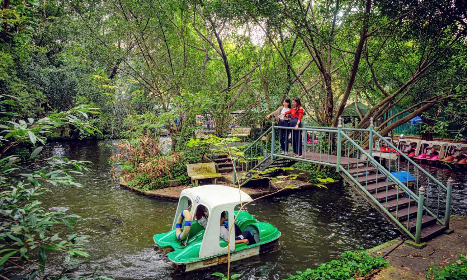 không gian Sam Phran Elephant Ground & Zoo