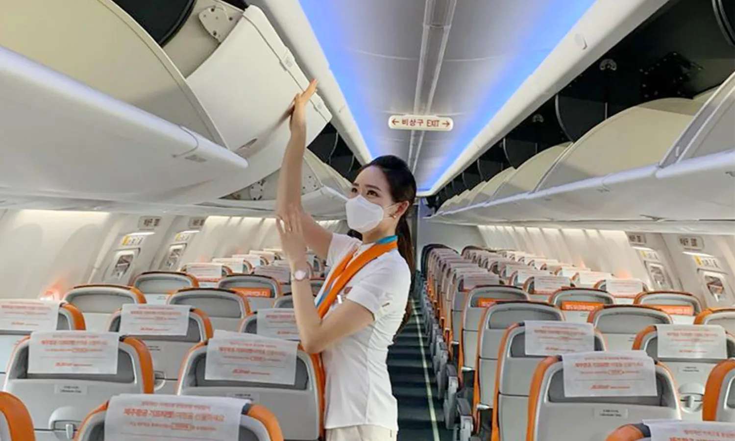 Tiếp viên Jeju Air kiểm tra khoang hành khách
