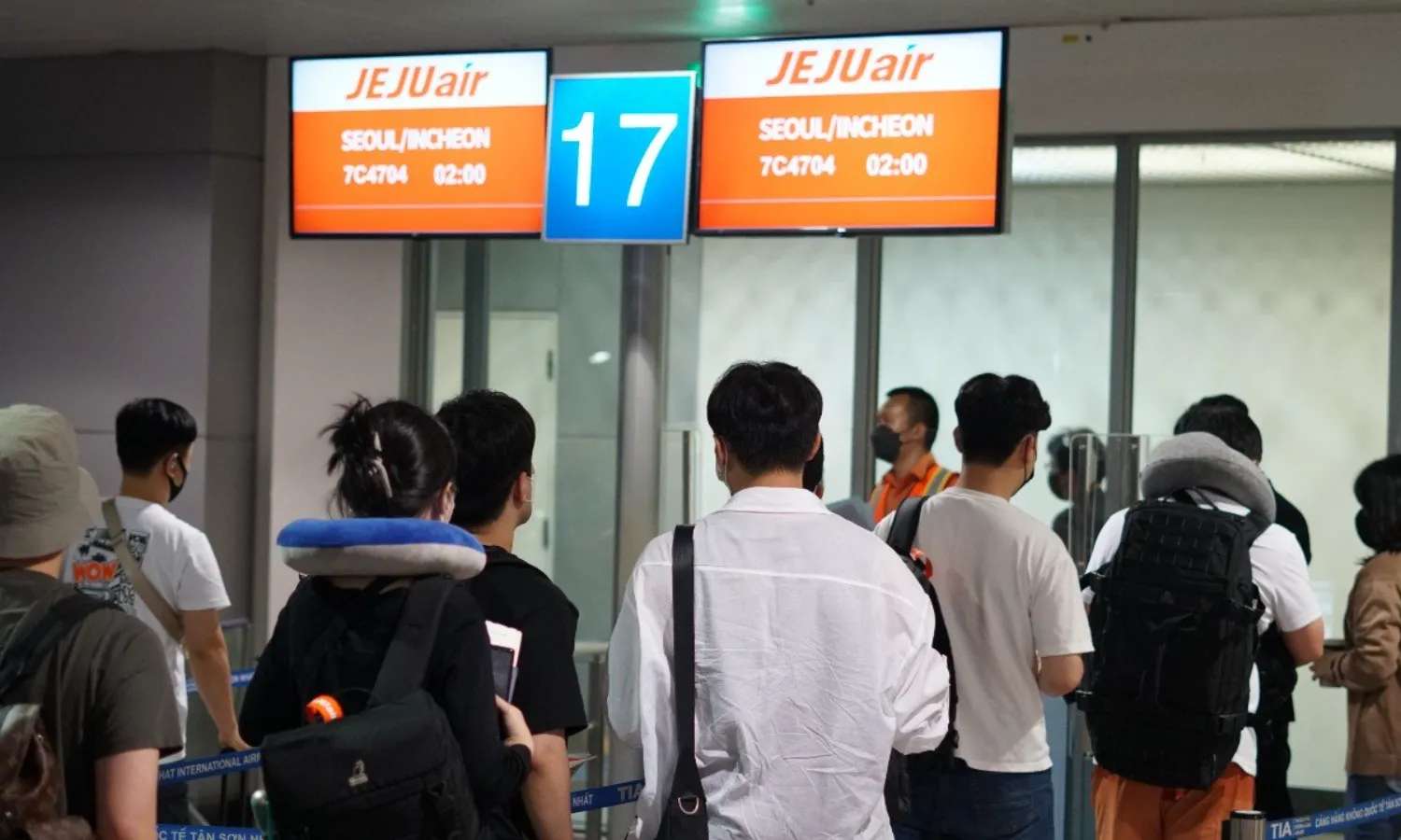 Hành khách xếp hàng làm thủ tục hành lý ký gửi Jeju Air