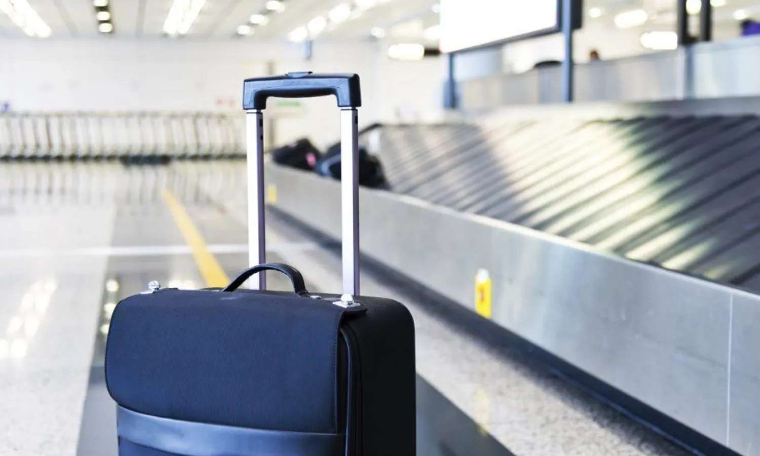 Nhận hành lý ký gửi Cathay Pacific ở băng chuyền