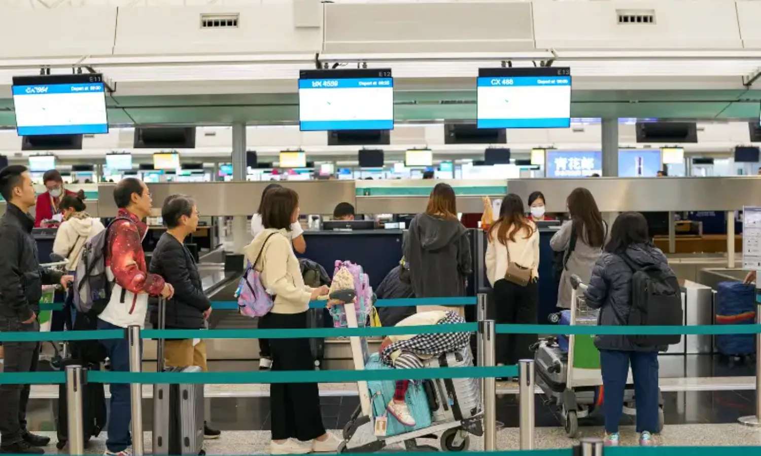 xếp hàng làm thủ tục tại sân bay