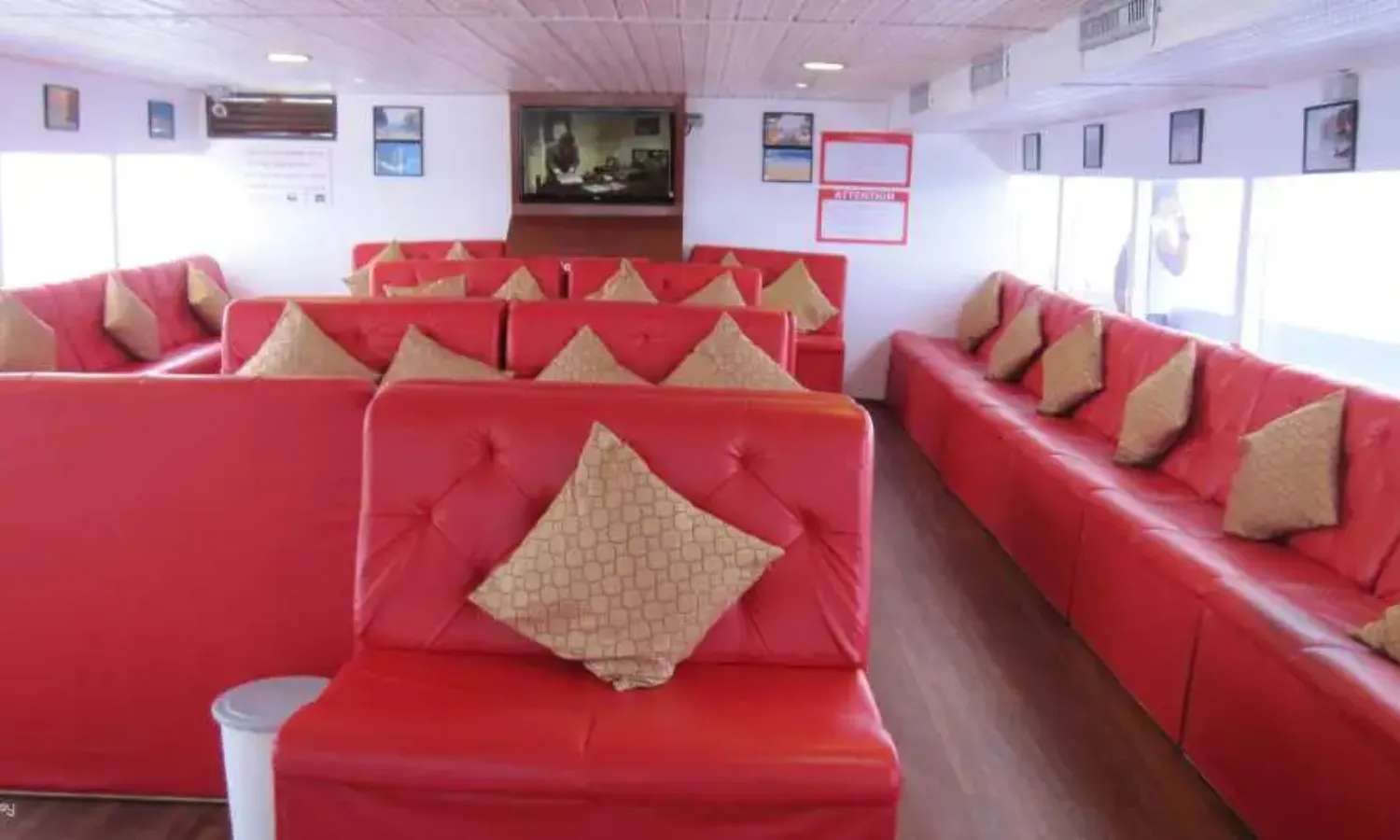 ghế ngồi trong phà đi đảo phi phi