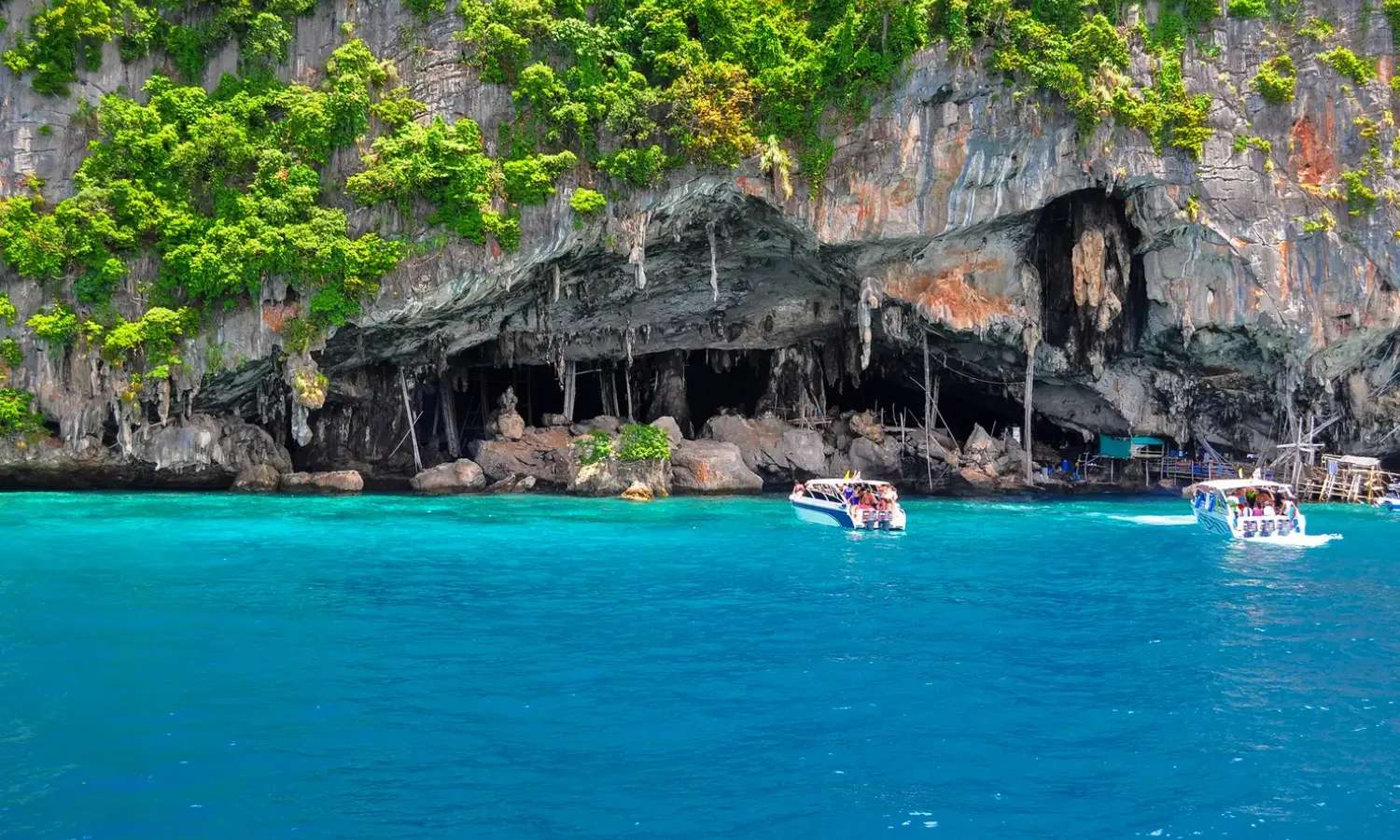 Thăm hang Viking trong Tour đảo Phi Phi & Bamboo Island 1 ngày