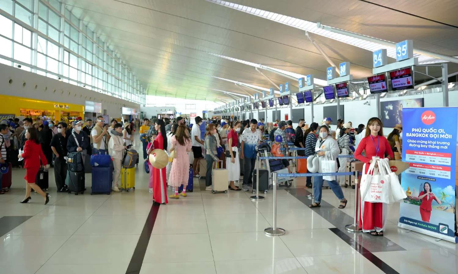 Khách hàng xếp hàng làm thủ tục check-in AirAsia tại sân bay