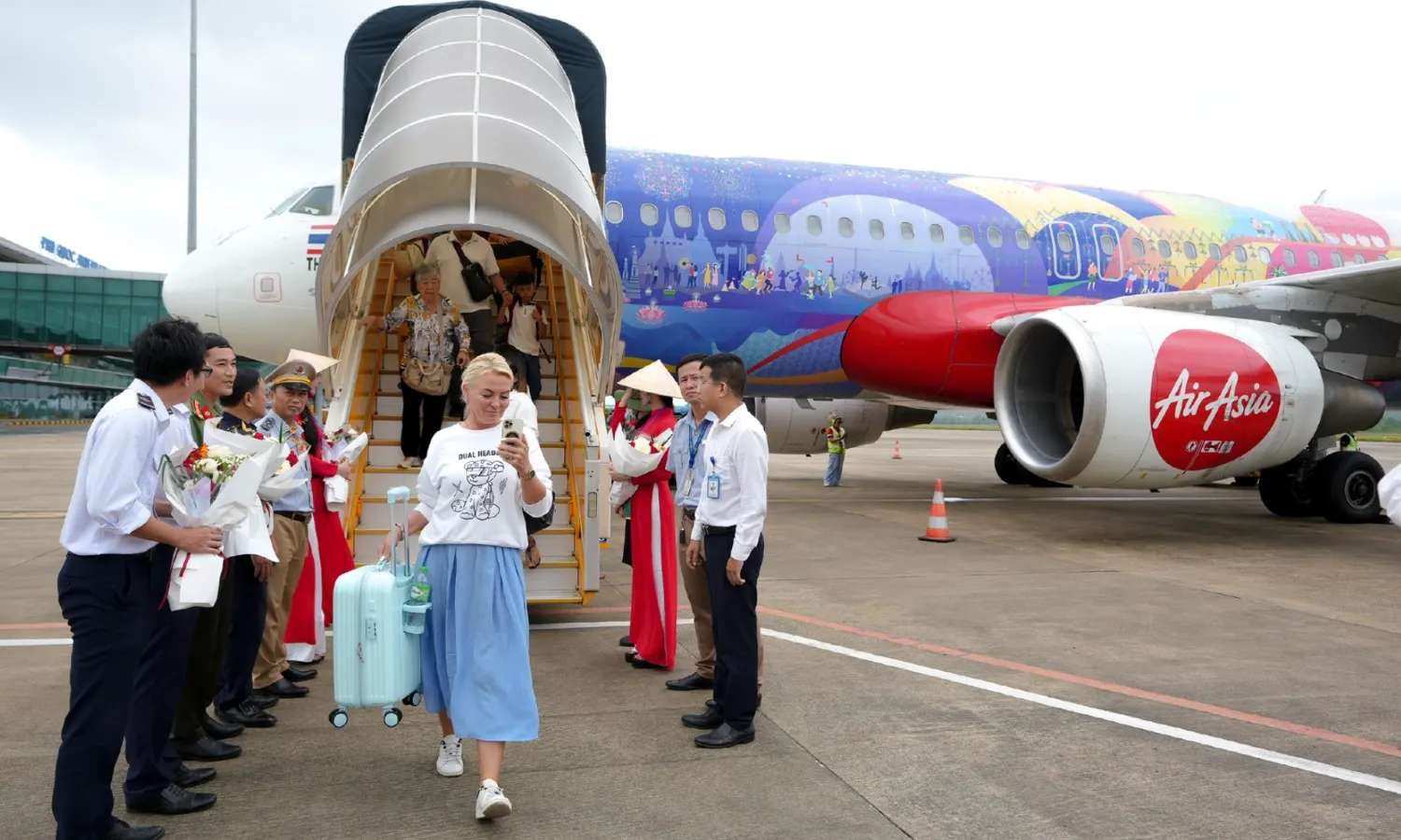 Hành khách xuống thang máy bay AirAsia