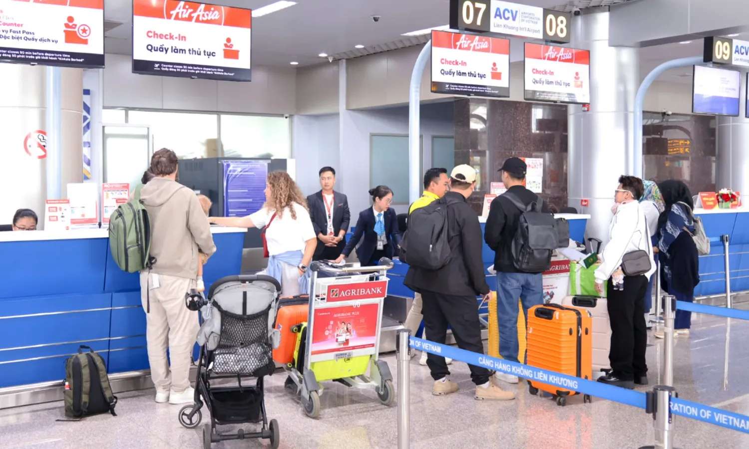Khách hàng xếp hàng kiểm tra hành lý xách tay AirAsia  trước khi lên máy bay
