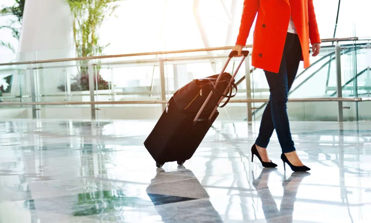 Hành khách kéo hành lý xách tay Eva Air