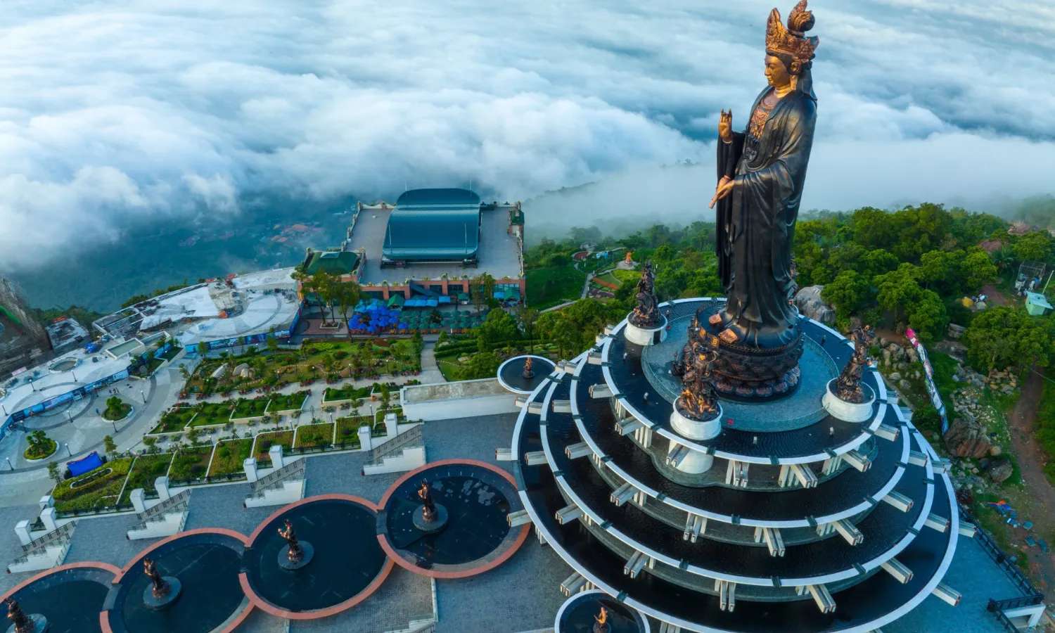 tour địa đạo Củ Chi, núi Bà Đen và tòa thánh Cao Đài 1 ngày.