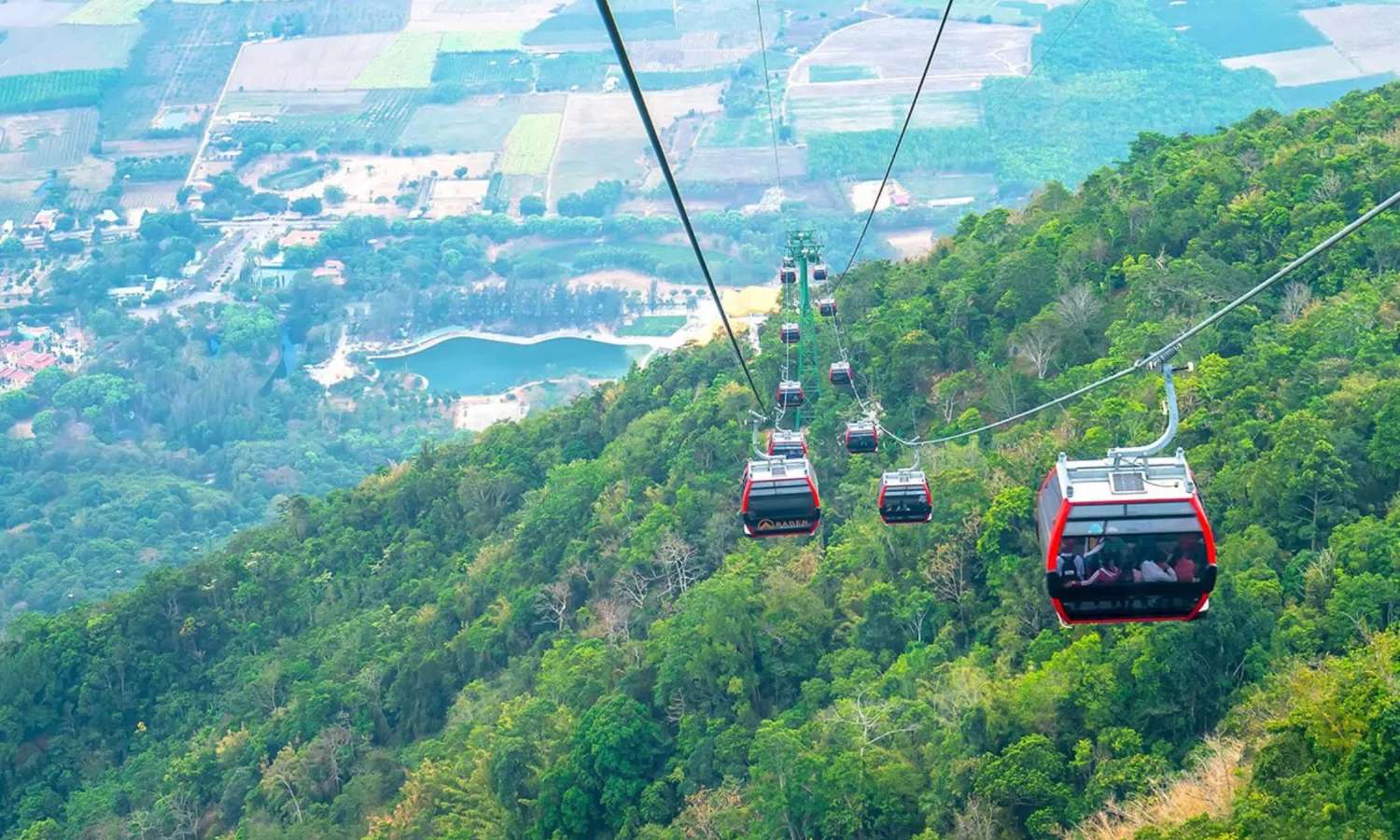trải nghiệm tour địa đạo Củ Chi, núi Bà Đen và tòa thánh Cao Đài 1 ngày.