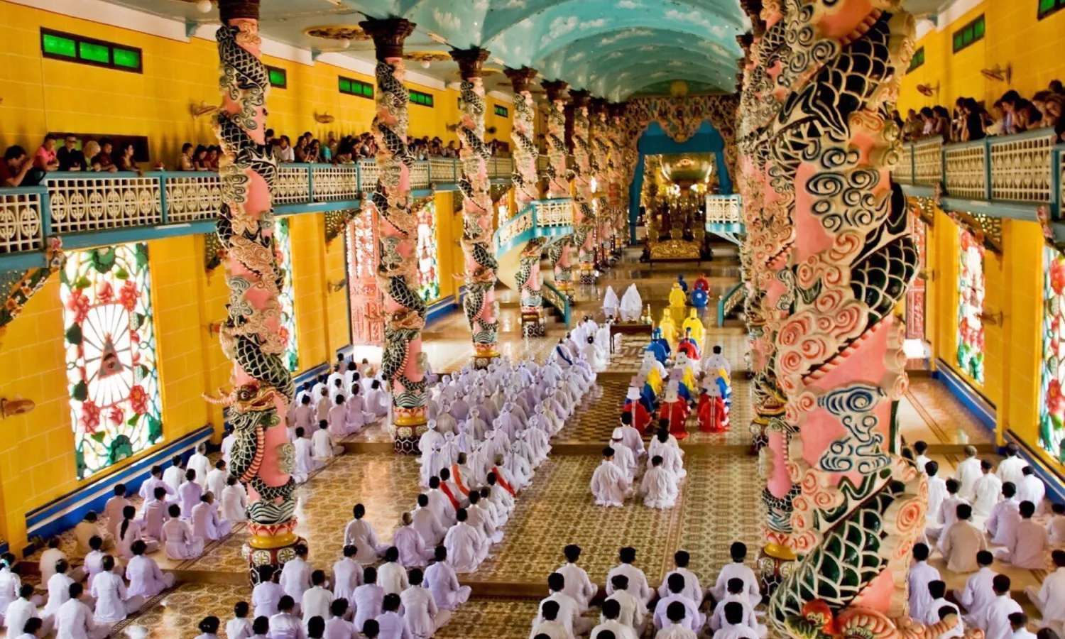 hoạt động trong tour địa đạo Củ Chi, núi Bà Đen và tòa thánh Cao Đài 1 ngày.