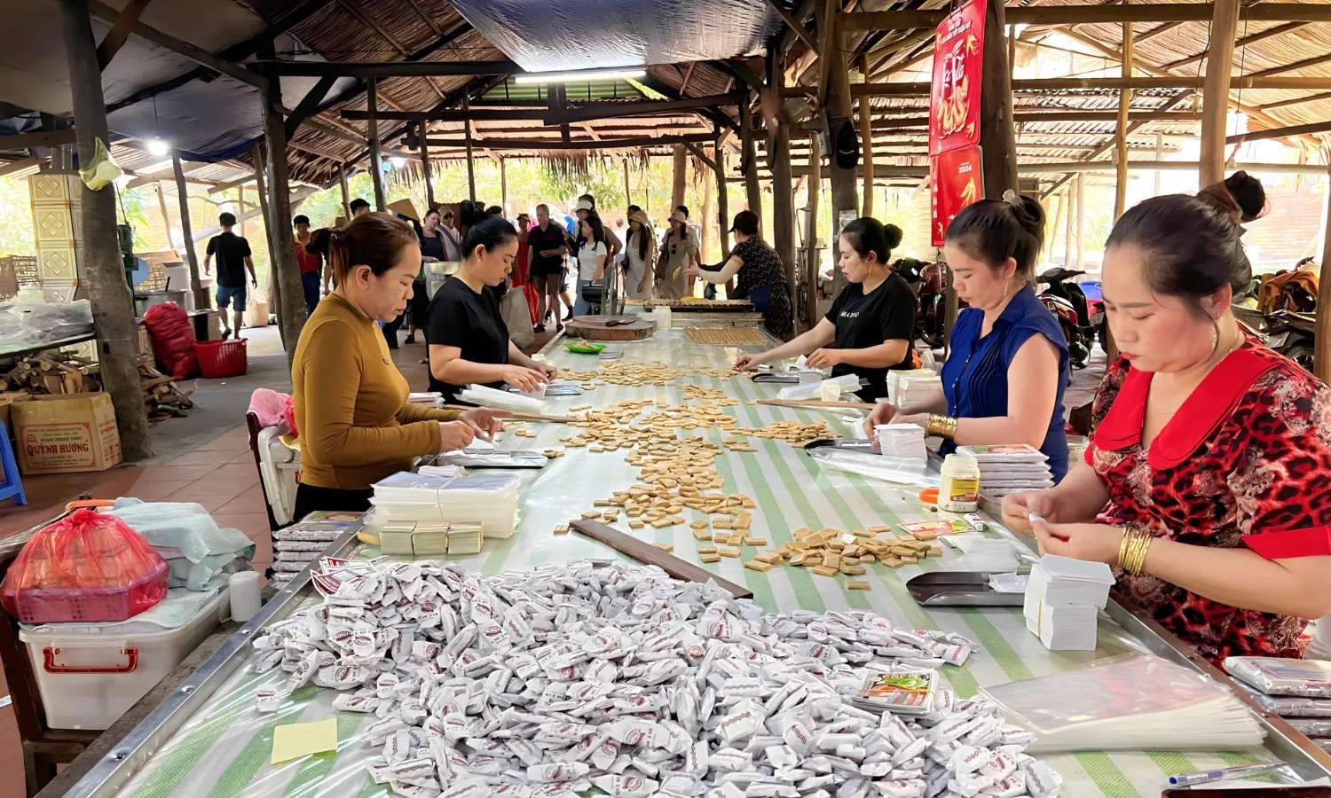 xưởng làm kẹo dừa tour miền Tây 1 ngày