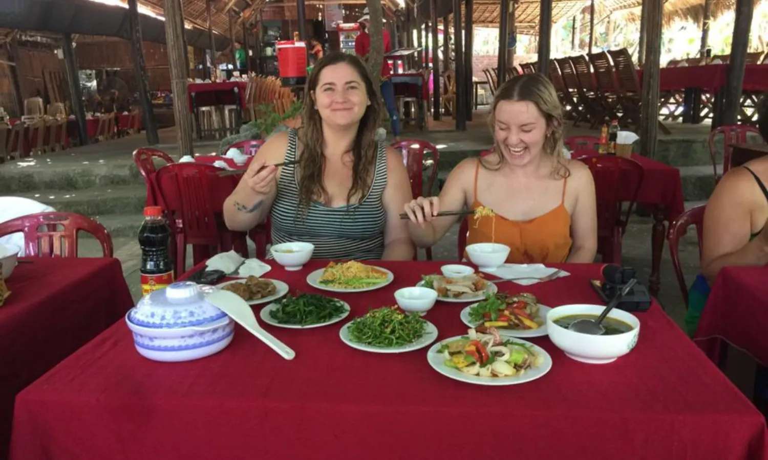 bữa trưa trong tour đi bộ dưới biển Cù Lao Chàm 1 ngày