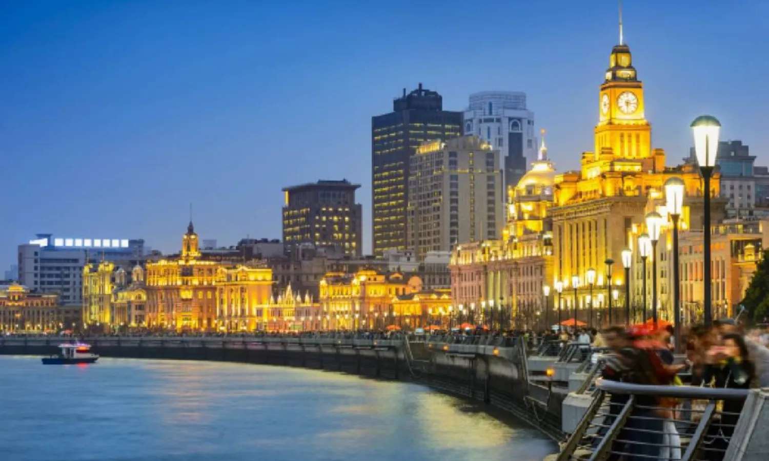 các tòa nhà bên bờ sông hoàng phố