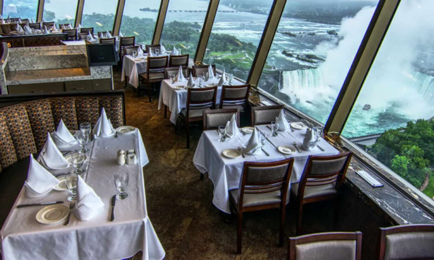 nhà hàng xoay tại Skylon