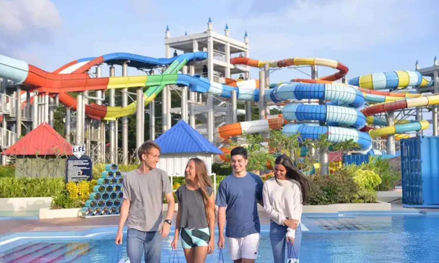 khách trải nghiệm Splash Out Langkawi