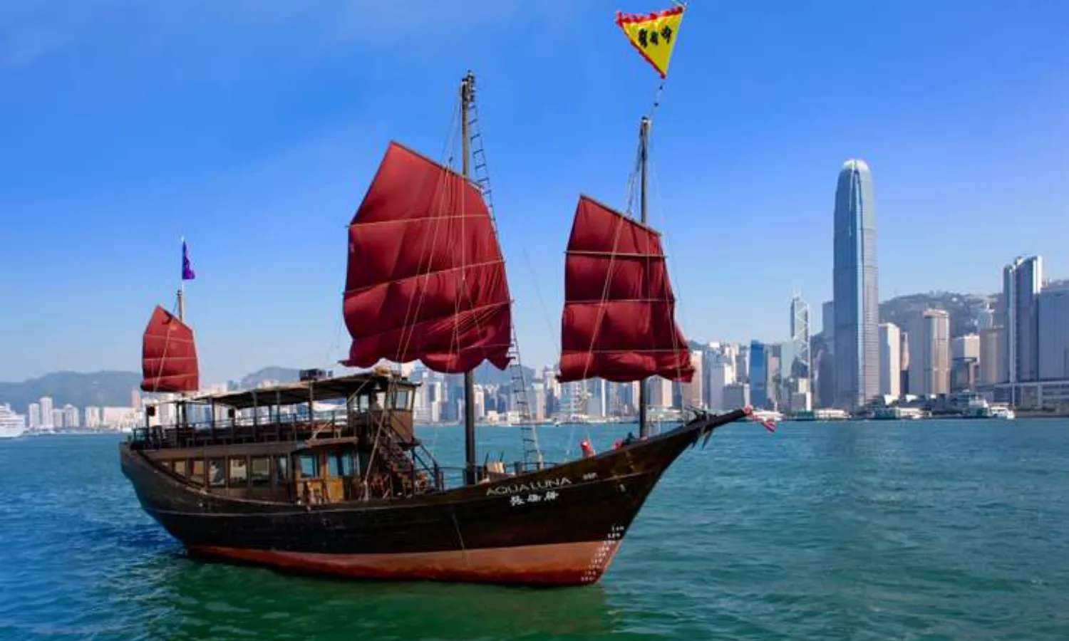 Du thuyền Aqualuna cảng Victoria