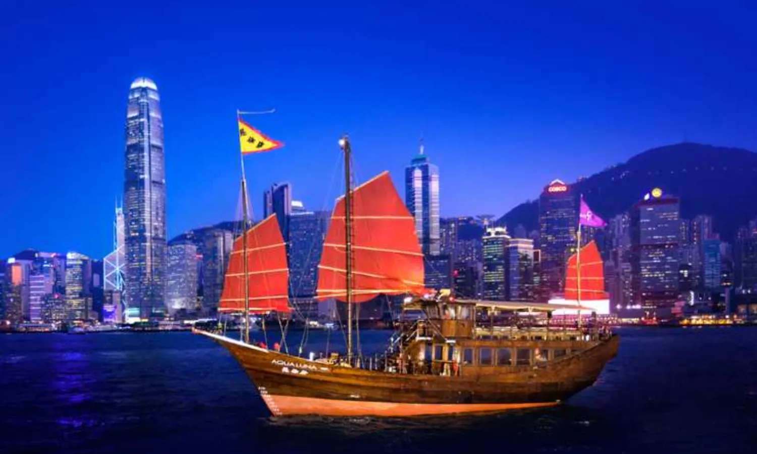 Du thuyền Aqualuna cảng Victoria về đêm