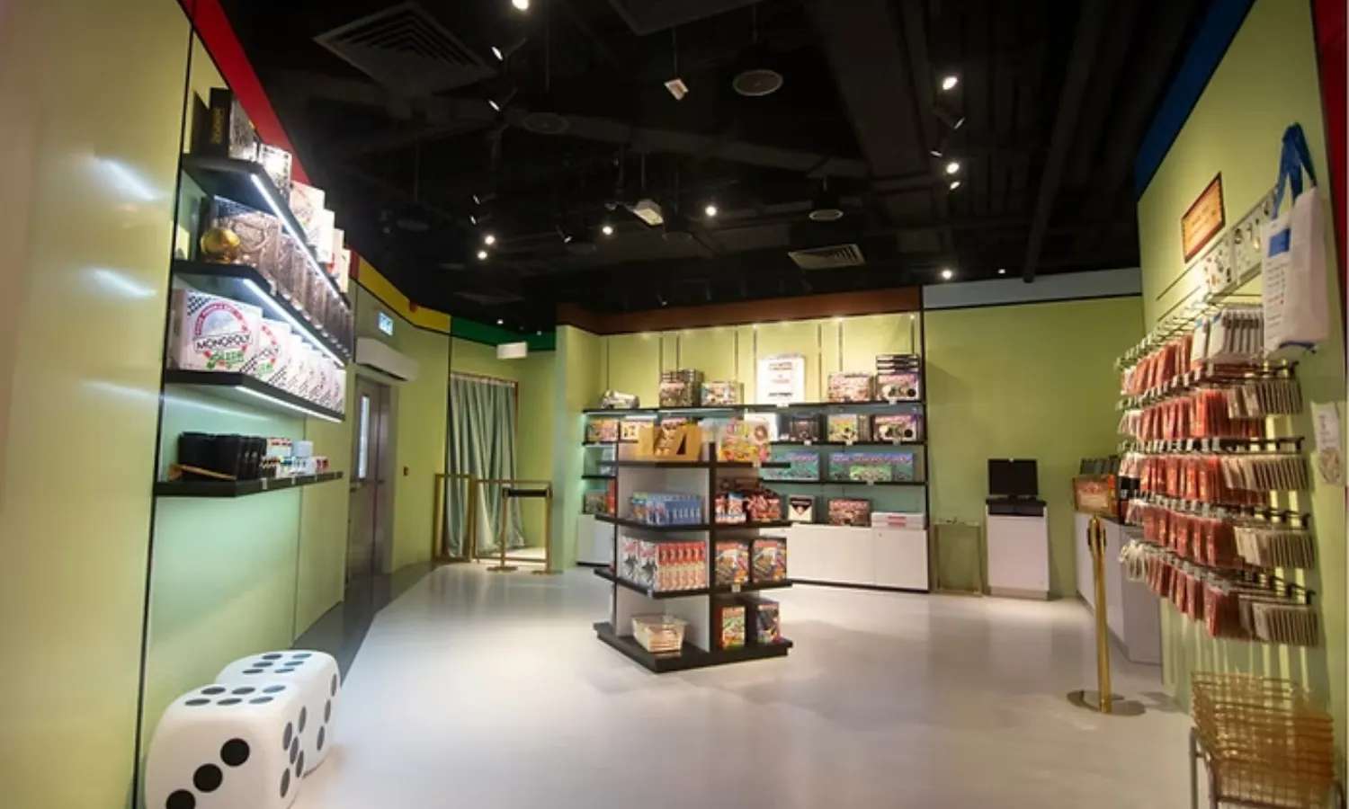cửa hàng lưu niệm tại Monopoly Dreams