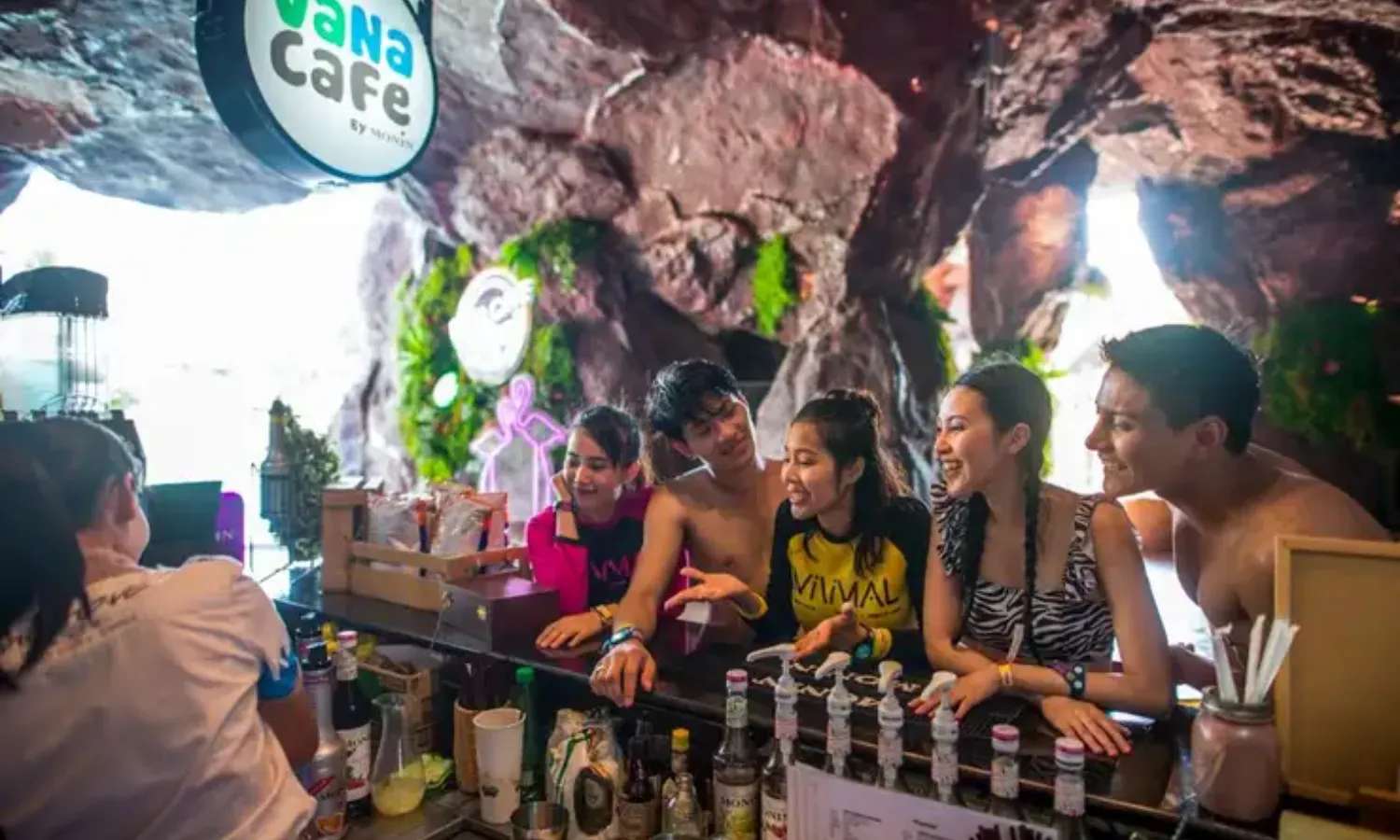 du khách trải nghiệm Vana Nava Water Jungle
