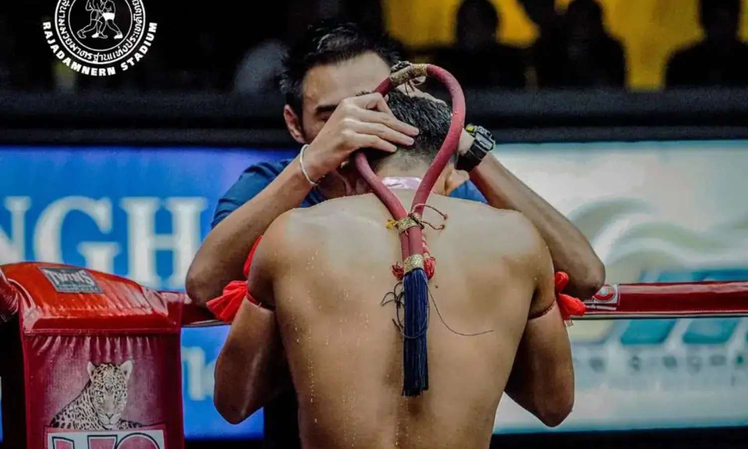 trận đấu muay tại sân vận động Rajadamnern Thai Boxing