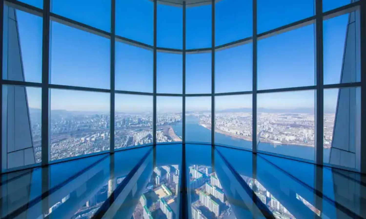 khu vực sky deck tại đài quan sát Seoul Sky