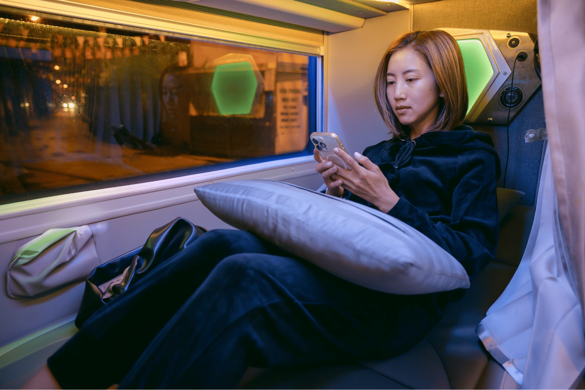 Xe Quảng Nam Huế limousine giường nằm trang bị đa dạng các tiện nghi.