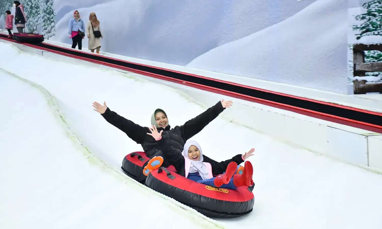 trượt phao tuyết tại Trans Snow World