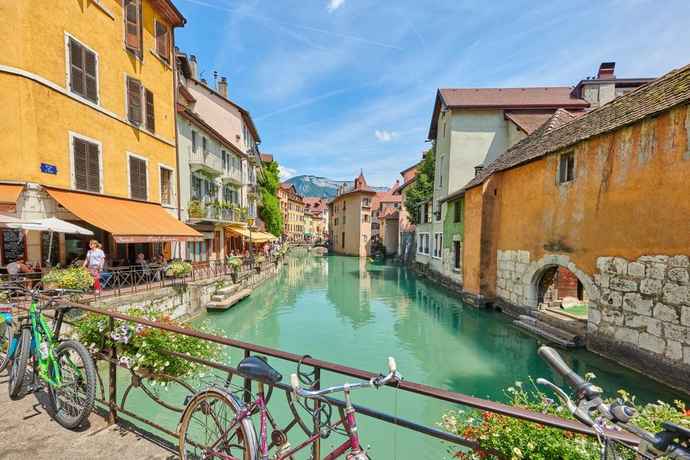 Hotel & Accommodation in Arrondissement of Annecy