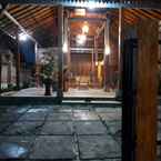 Review photo of Wooden Room at Ndalem Malioboro Guest House 3 from Sylvia A.