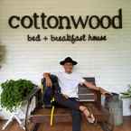 รูปภาพรีวิวของ Cottonwood Bed & Breakfast House Bandung จาก Emni E.