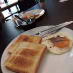 Review photo of M Gray Hostel & Cafe 2 from Kitsadakan K.