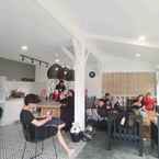 Ulasan foto dari Villa Memory - Modern white open kitchen dari Suhainah S.