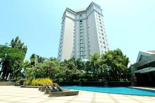 Swimming at The Battery Pool at Java Paragon Hotel Surabaya, Rp 75.000