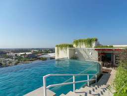 Sky 8 Roof Top Pool at Atanaya Hotel, Rp 50.000