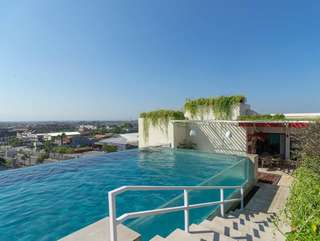 Sky 8 Roof Top Pool at Atanaya Hotel, Rp 50.000