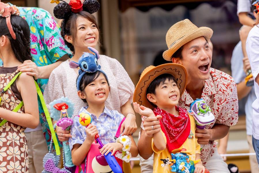 นอกจากเครื่องเล่นแล้ว สวนสนุกฮ่องกงดิสนีย์แลนด์ (Hong Kong Disneyland) ยังมีการแสดงพาเหรดและโชว์ที่น่าประทับใจมากมา