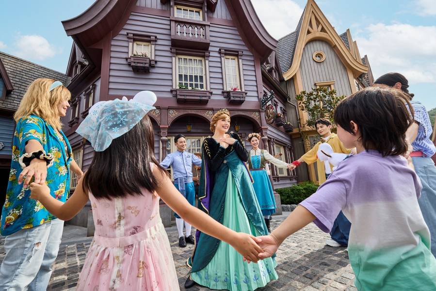 สวนสนุกฮ่องกงดิสนีย์แลนด์ (Hong Kong Disneyland) เป็นอีกหนึ่งไฮไลต์ที่ไม่ควรพลาดเมื่อมาฮ่องกง ที่นี่คือโลกแห่งความฝันที่ทำให้ผู้มาเยือนได้สัมผัสกับความมหัศจรรย์ของตัวละครดิสนีย์และการผจญภัยที่ไม่รู้จบ 