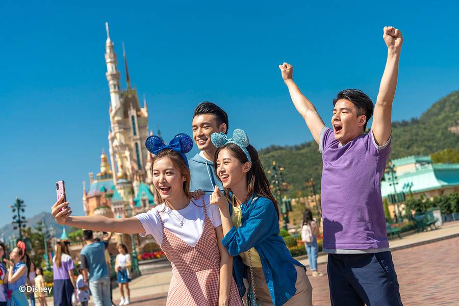 สวนสนุกฮ่องกงดิสนีย์แลนด์ (Hong Kong Disneyland) ซึ่งเป็นสวนสนุกที่ใหญ่ที่สุดในฮ่องกง ความเป็นดิสนีย์แลนด์ทำให้ที่นี่เป็นที่เที่ยวในฝันของหลาย ๆ คน