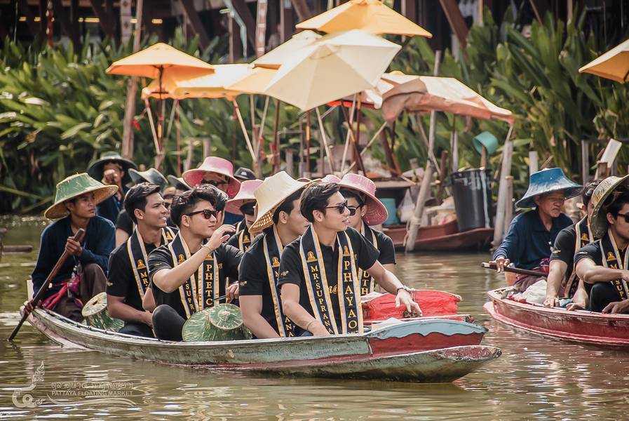 The Pattaya Floating Market is divided into four zones, each representing a different region of Thailand: Central, Northern, Northeastern, and Southern.