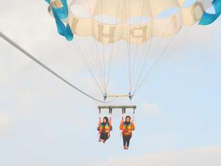 Nusa Dua: Parasailing Adventure dan Banana Boat watersport tour, Rp 775.000