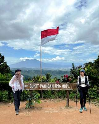 Trekking bukit paniisan-curug cibingbin sentul by sentultrip.id, Rp 330.000