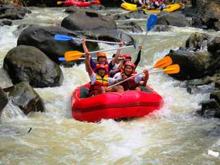 Rafting Bogor by Heirs Travel di Sungai Cisadane, Rp 350.000