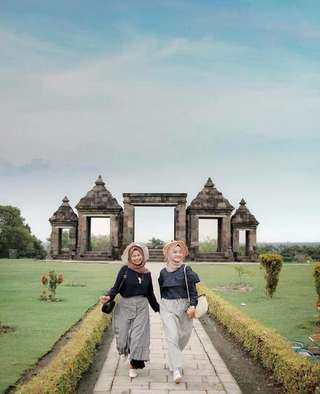 PAKET TOUR JOGJA SATU HARI (Candi Ratu Boko - Hutan Pinus Asri- Rumah Hoobit/Rumah Kayu/Seribu Batu - Pantai Parangtritis + Gumuk Pasir) By Buni Tours Jogja, Rp 611.762