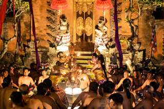 Ubud Kecak & Fire Dance Show at Puri peliatan Ubud, Rp 100.000