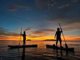 แพ็กเกจบอร์ด SUP (กระดานยืนพาย) ชมพระอาทิตย์ขึ้น/พระอาทิตย์ตกที่หาด Tanjung Aru | โคตาคินาบาลู ซาบาห์ ประเทศมาเลเซีย